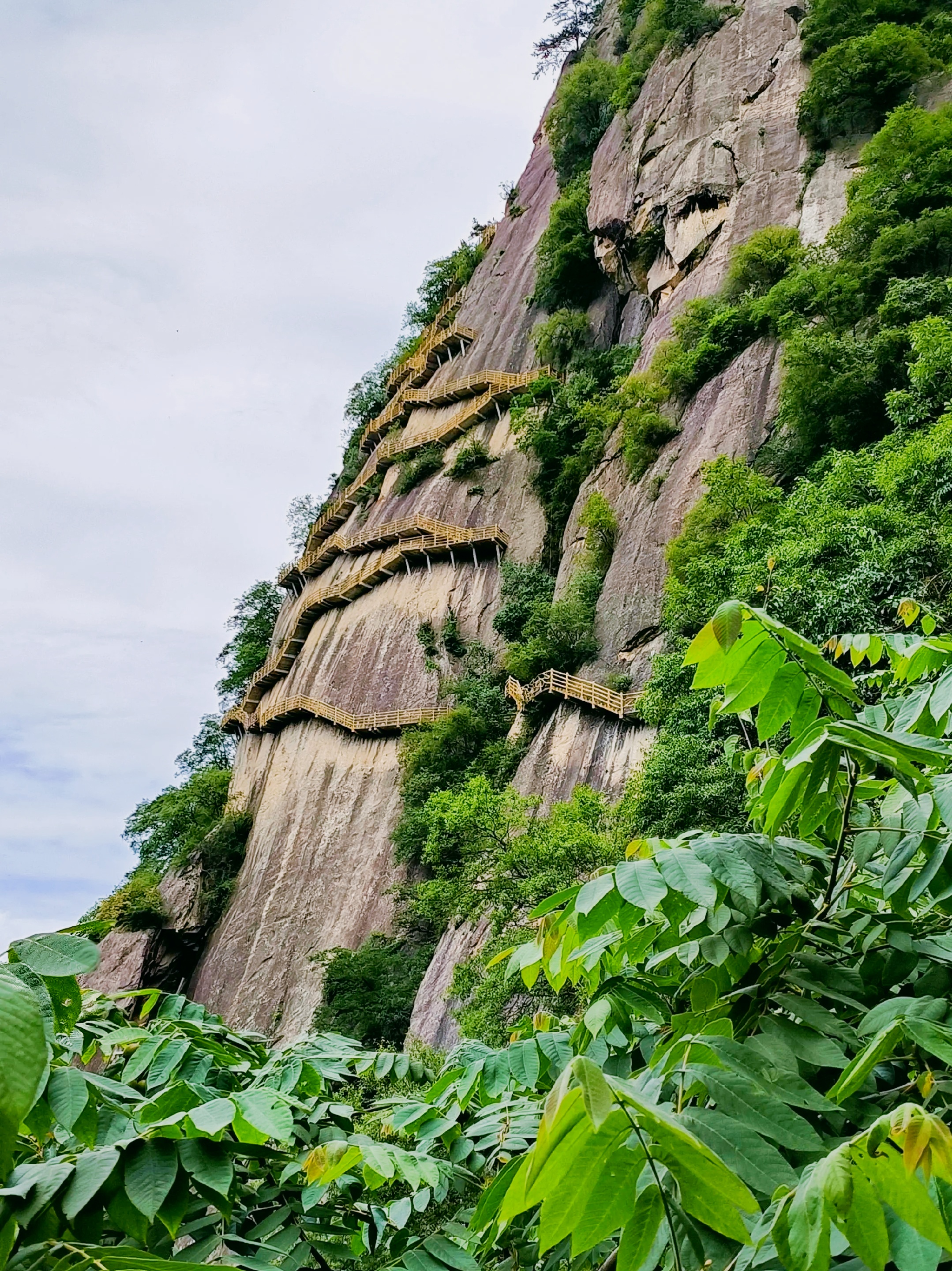 神仙岭景区位于宝鸡市眉县,这里既有秦岭群山的苍茫,又藏着红河