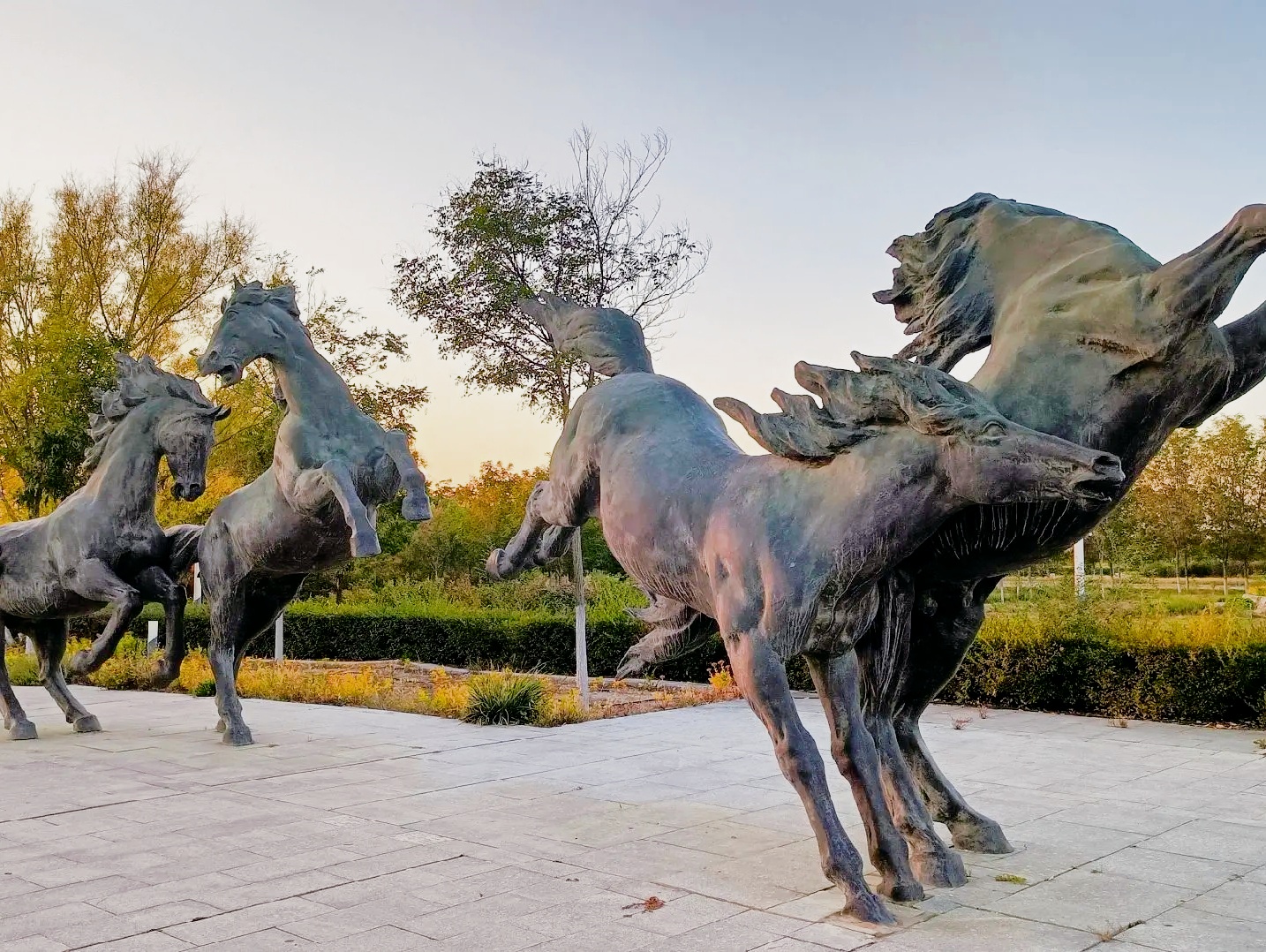 🌿   在鄂尔多斯市挖到一处超震撼的草原艺术公园