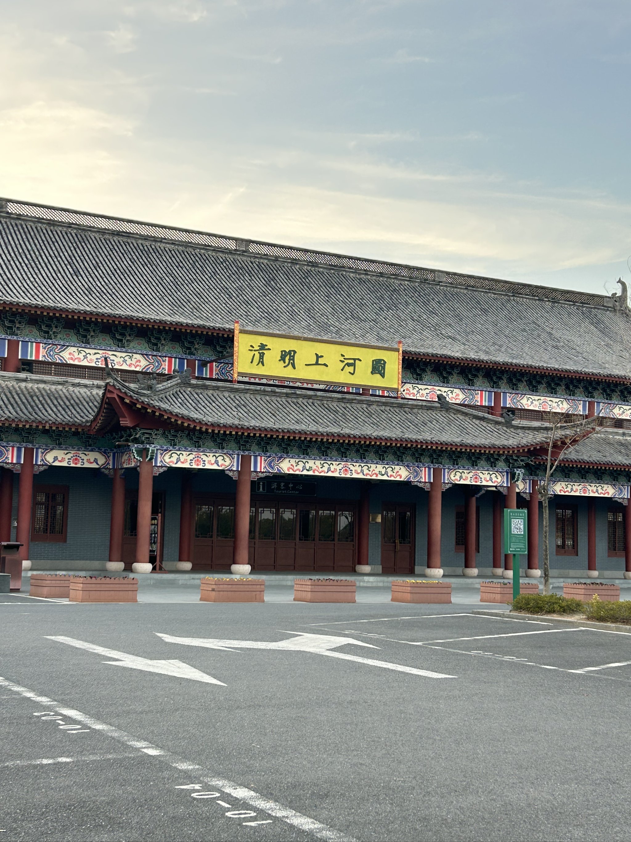 沉浸式体验传统服饰的魅力 发现了一家藏在横店影视