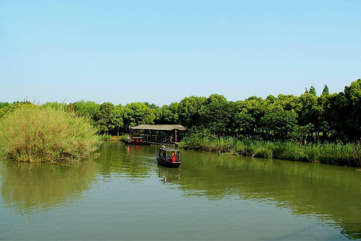 景区名称:沙家浜风景区 拥有浩渺的芦苇荡和迷人的芦苇水陆迷宫是 