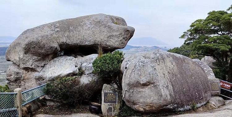 1白山景区 白山景区拥有观音大立像壁画,风景优美,是天然氧,适合派浇