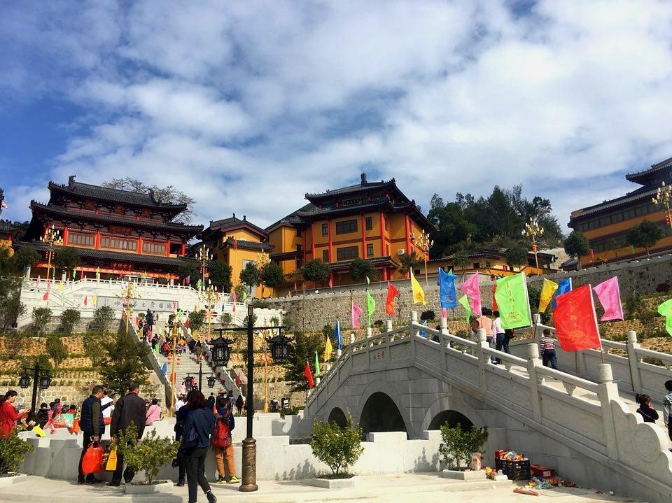 1青云禅寺 青云禅寺,历史悠久的寺庙,传闻中既在迪庆也在汕头,这创