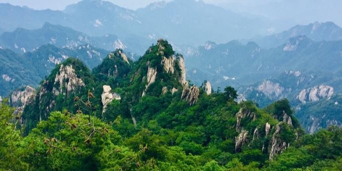 1 二郎山 二郎山,位于山顶的高耸山峰,不仅风景独特,还是徒步爱好者