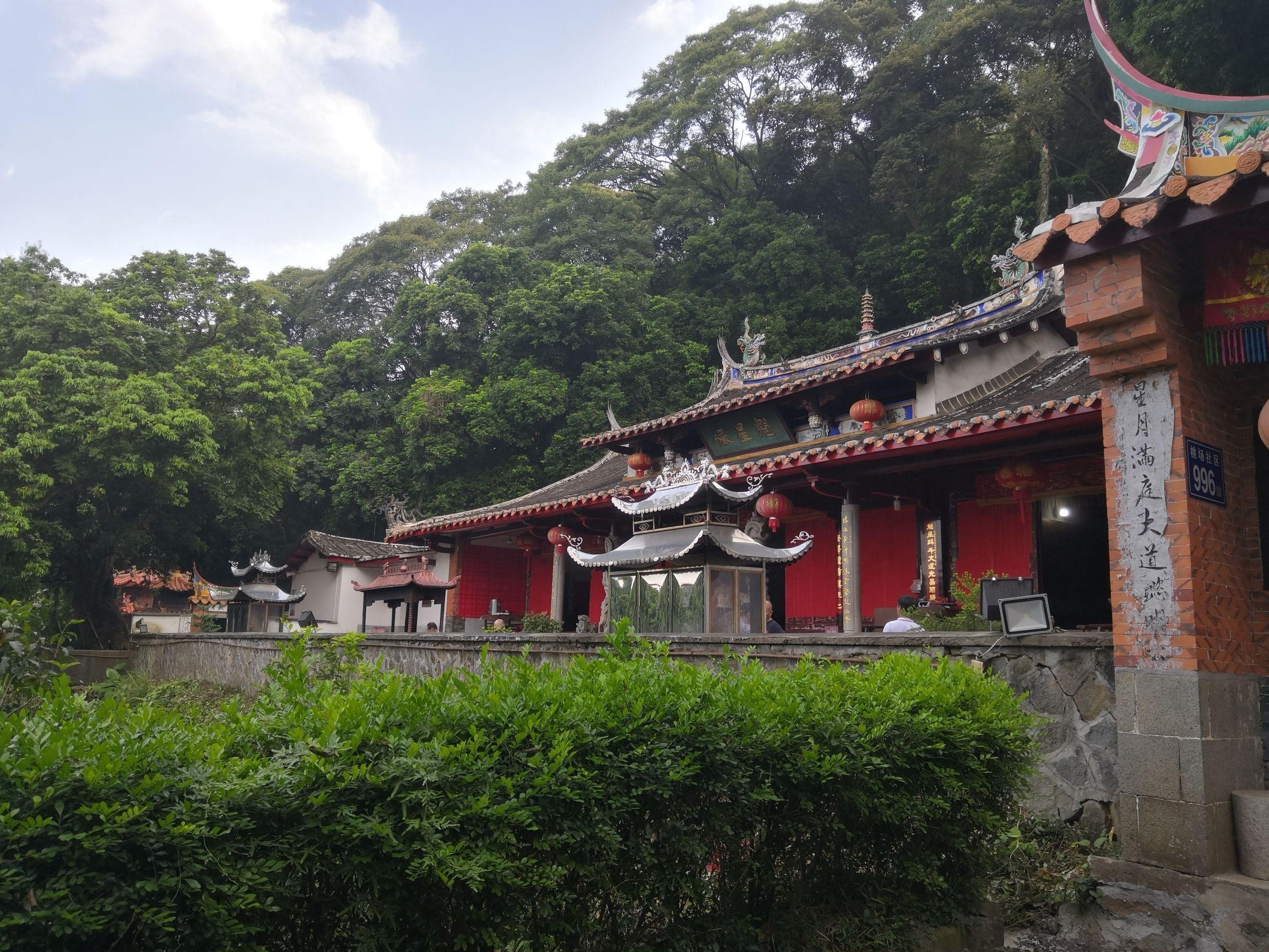 主景点名:魁星岩风景区 景点级别:3a景区 地址:泉州市永春县石鼓镇奎