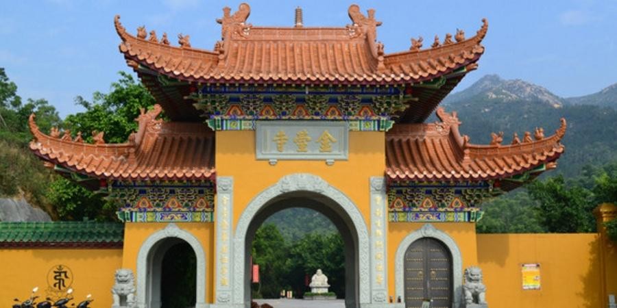 金台寺,位于广东省珠海市,是一座历史悠久的佛教寺庙,吸引着众多信众