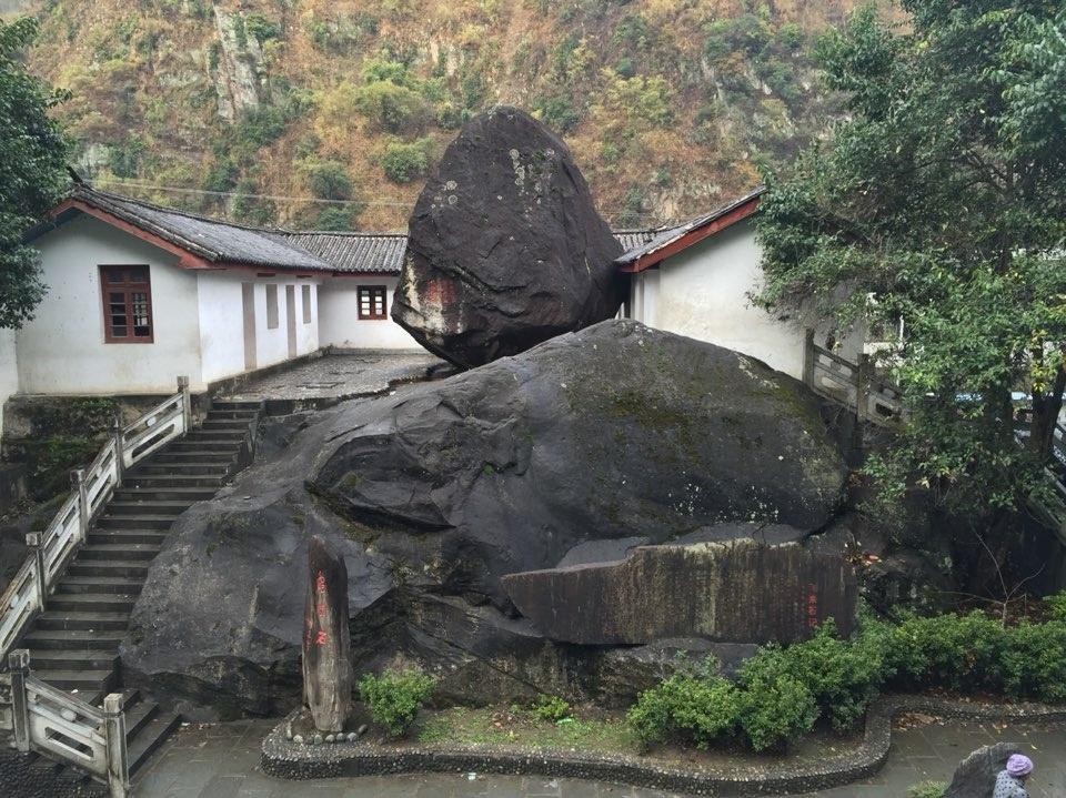 罗浮山飞来石图片