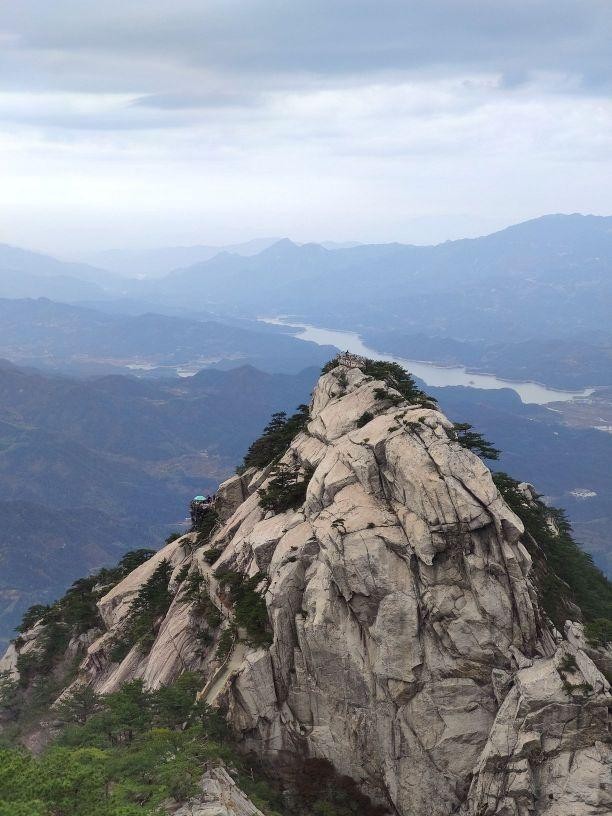 大别山哲人峰图片