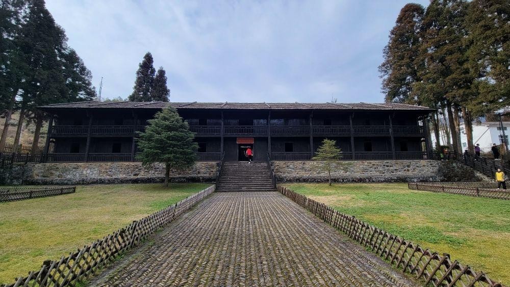 地点:中国红军第四军医院旧址,位于吉安市井冈山市井冈山风景名胜区