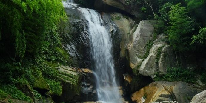 被誉为天下第一奇观的石梁飞瀑,是游览天台风景名胜的必游之地,一起来