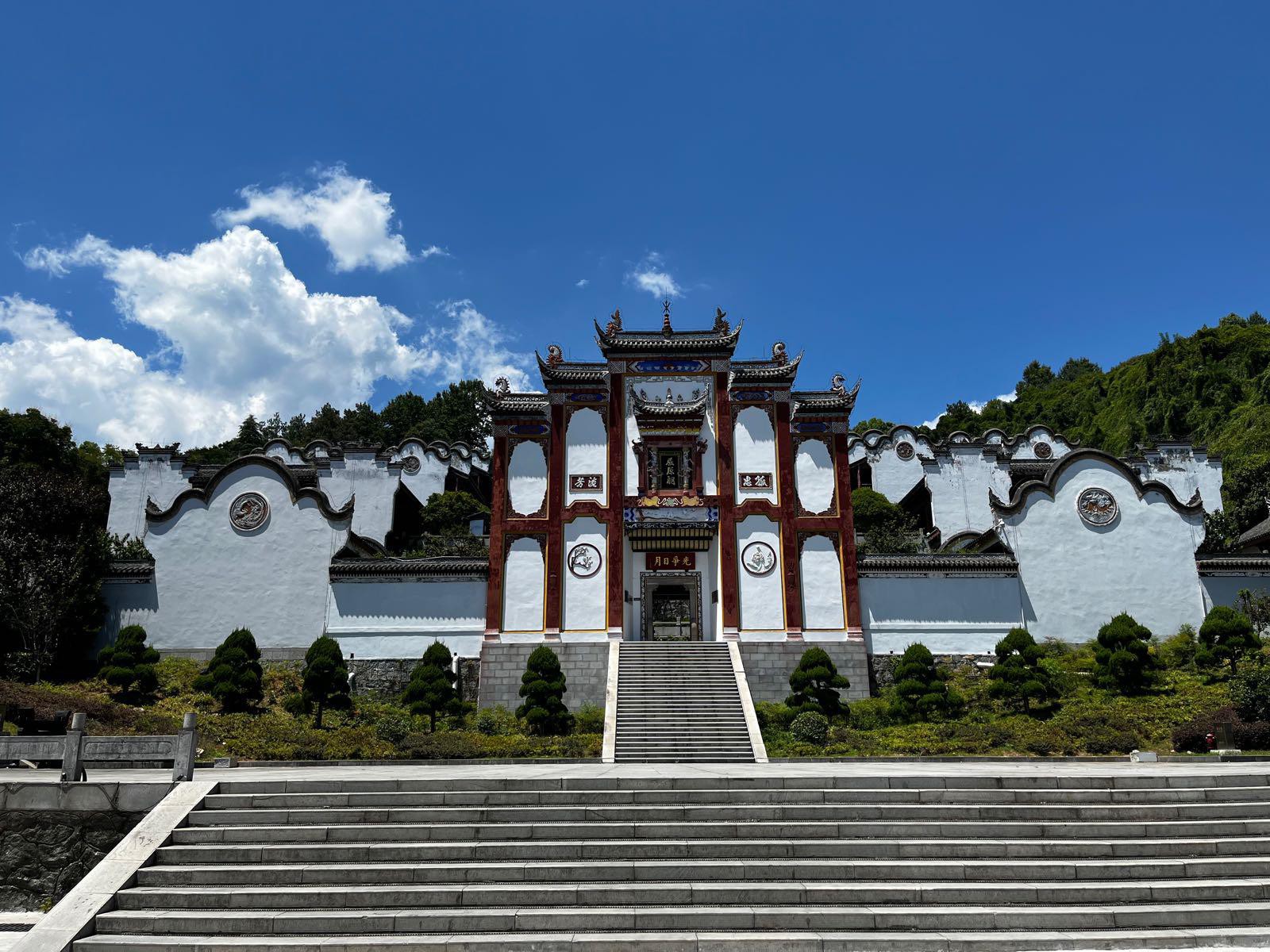 屈原故里和清江画廊旅游度假区各有千秋