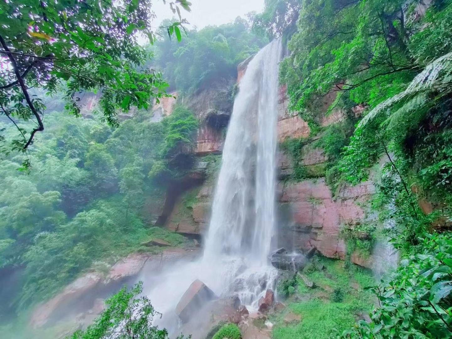 燕子岩瀑布景点介绍图片