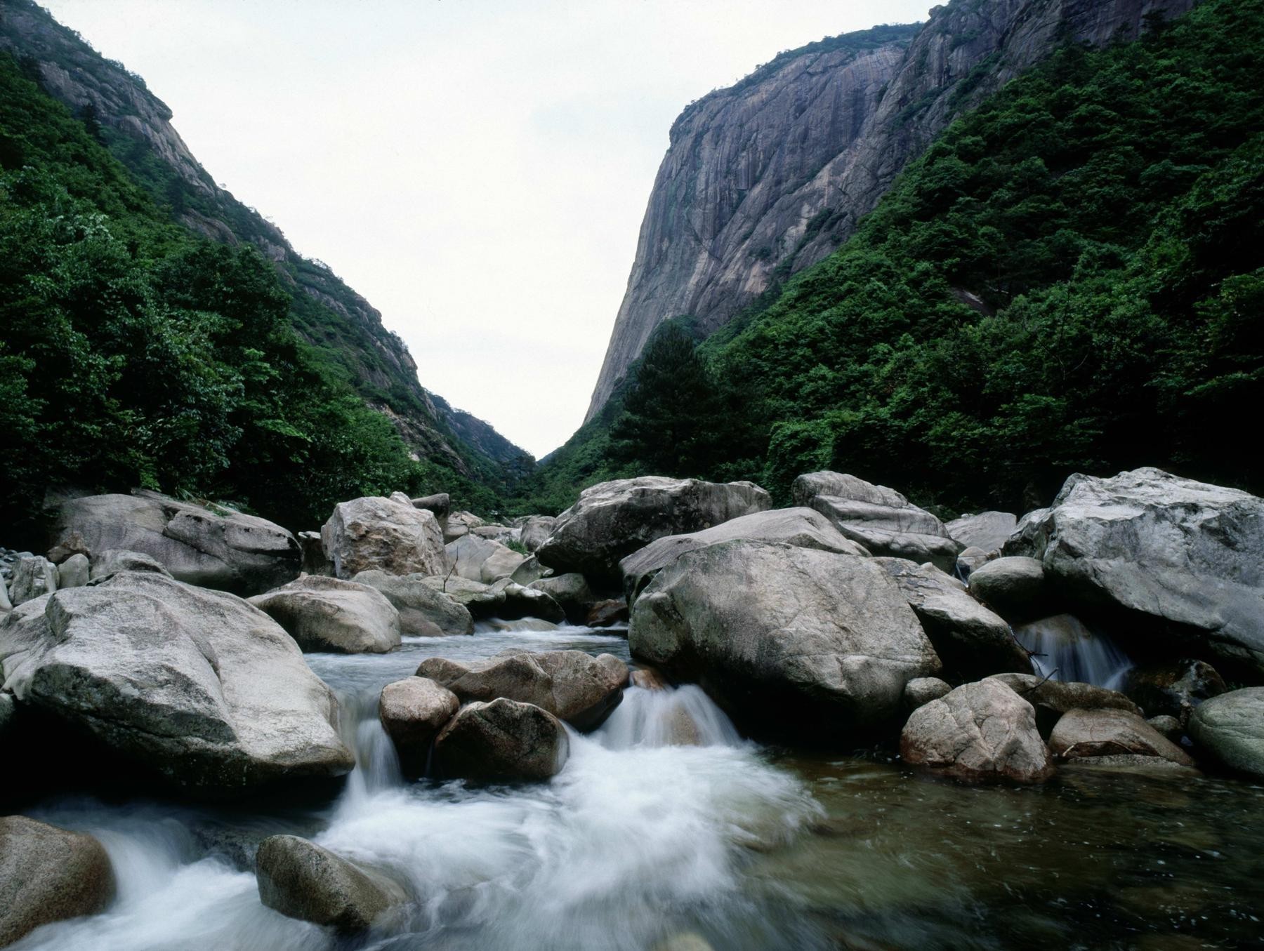 龙川景区  鄣山大峡谷风景区  中国鳄鱼湖 龙川景区  位置:宣城市绩溪