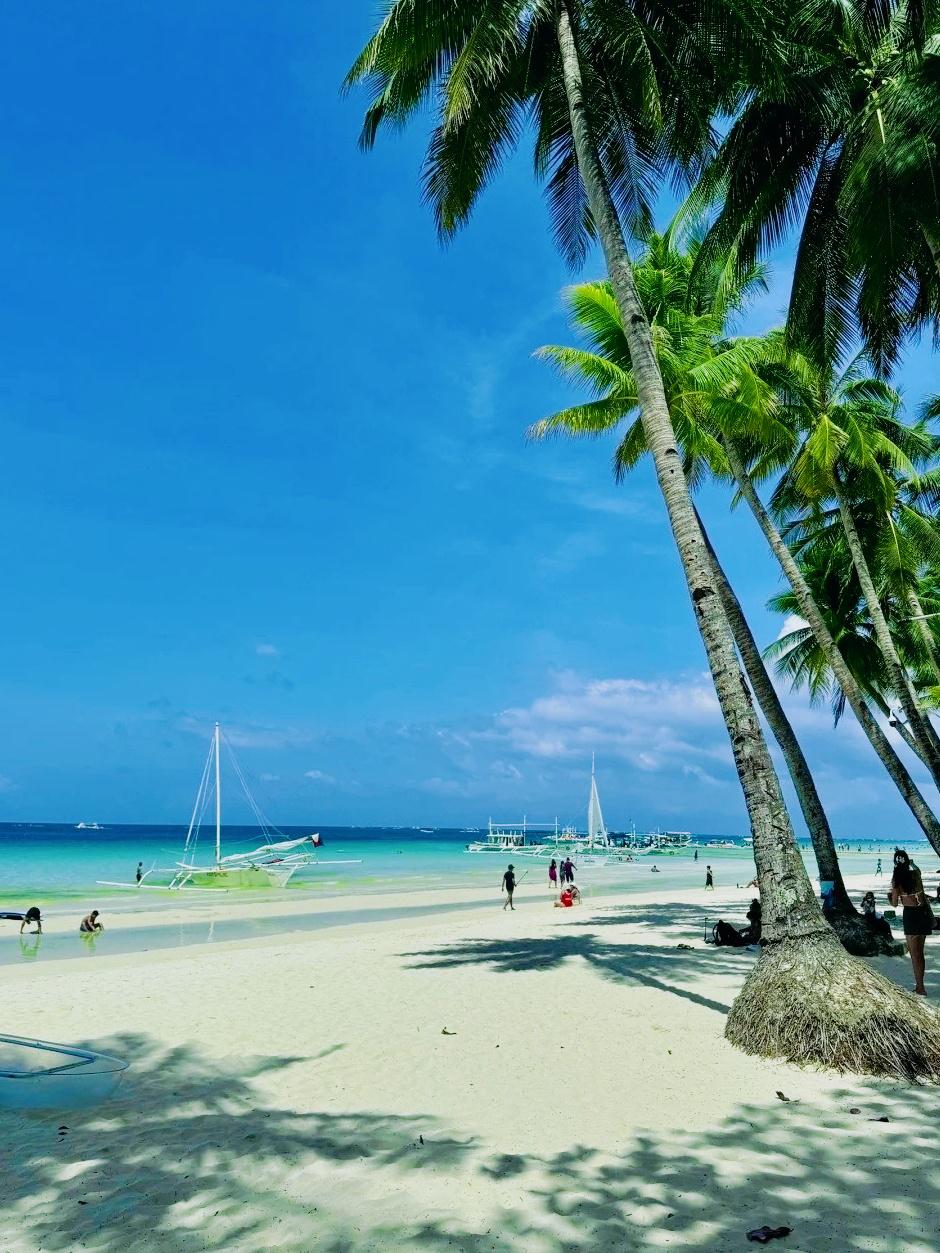 假期有时间总要来一趟长滩岛玩,看看这个海滩的美景清澈海水与悠闲