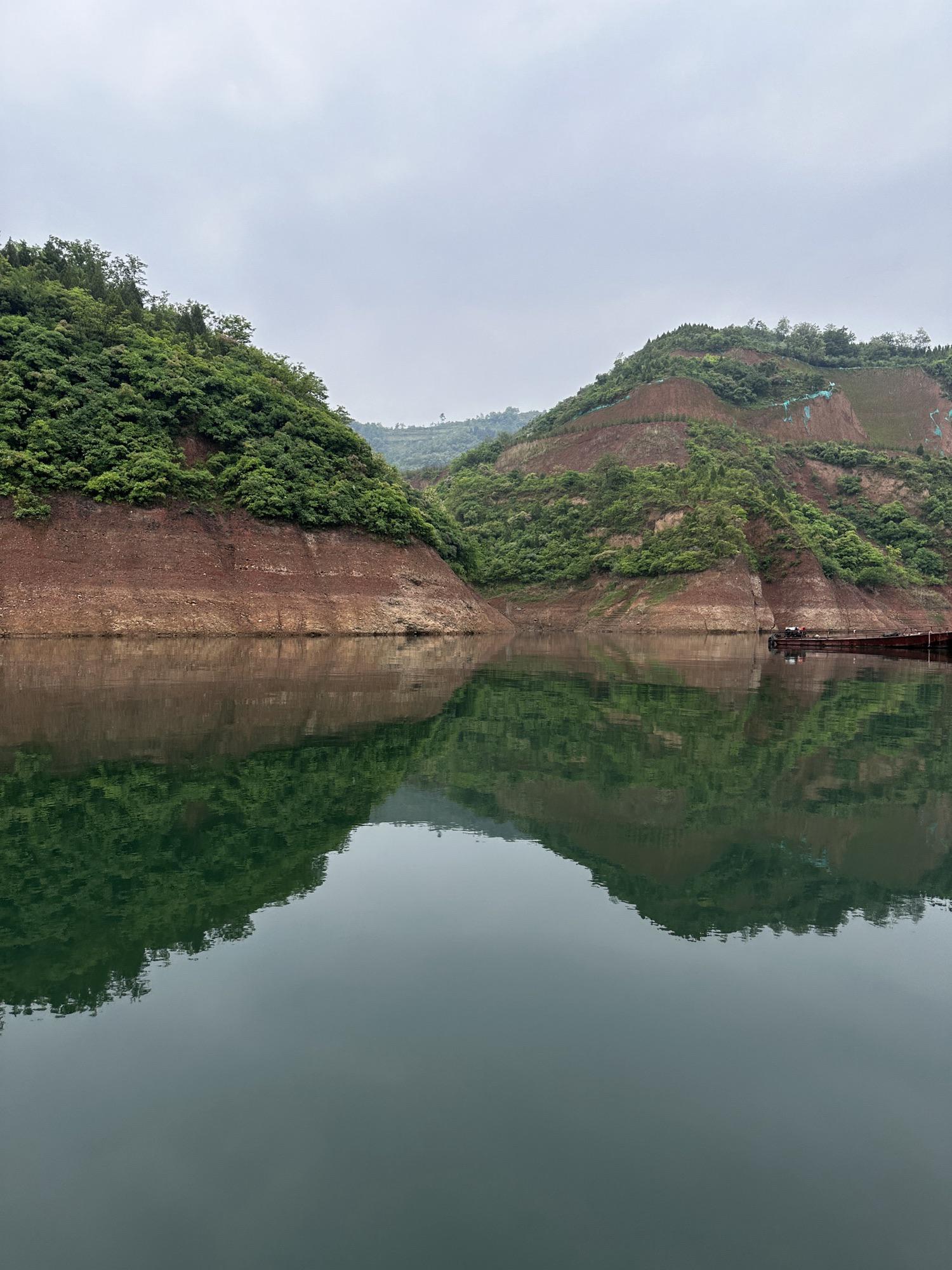精心挑选了两个独特的景点——洛宁县爱和小镇和故县西子湖风景区