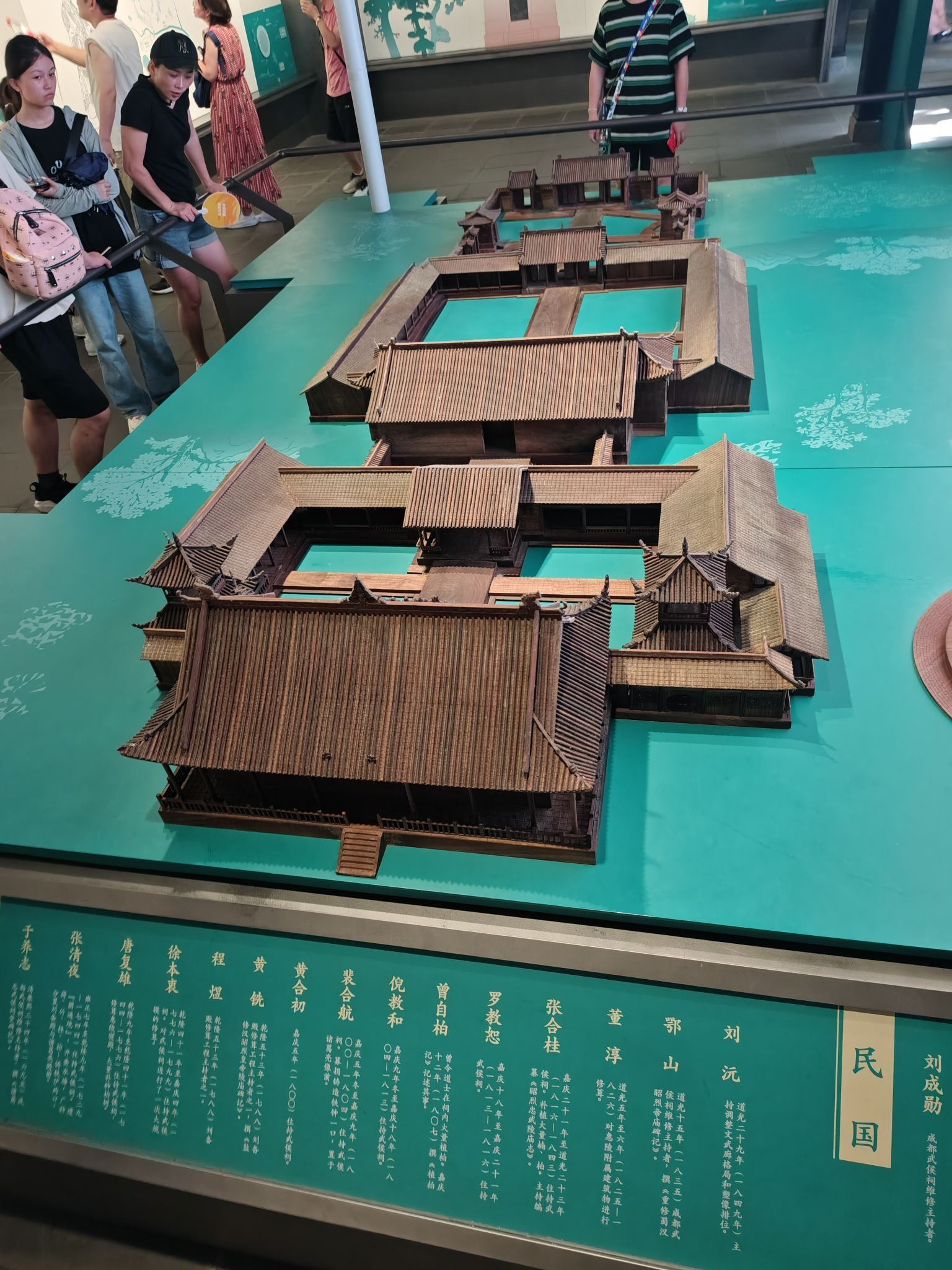 这里始建于公元221年,历经多个朝代的修缮与扩建,成为了蜀汉文化的