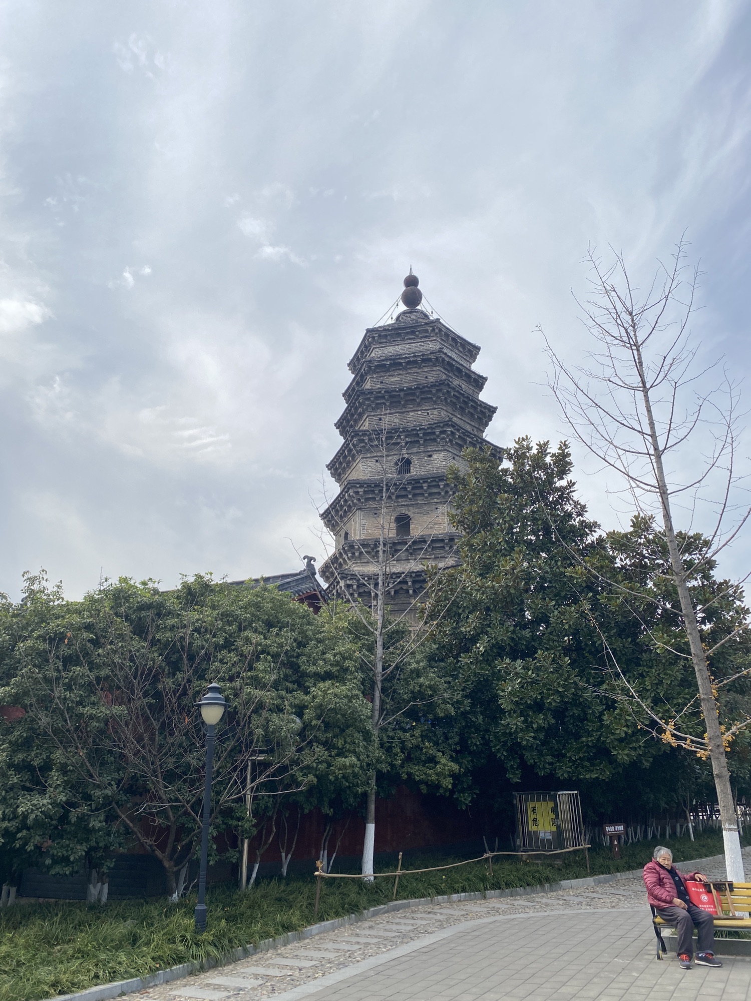 刚从六安的北塔公园游玩回来,古老的塔身和周围的园林让我对这座城市