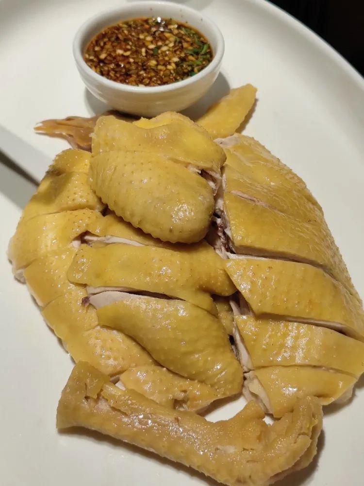 瑶王府的特色菜品有着独特的广西风味,其中瑶家手工自磨豆腐酿,壮乡