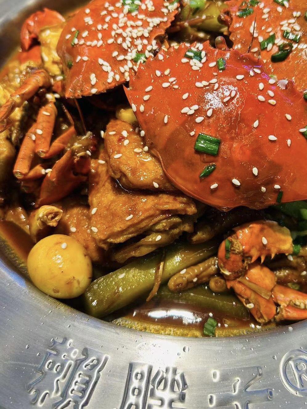 位于杨陵区万达广场3层的赖胖子肉蟹煲,以新鲜菜品和热情服务著称.