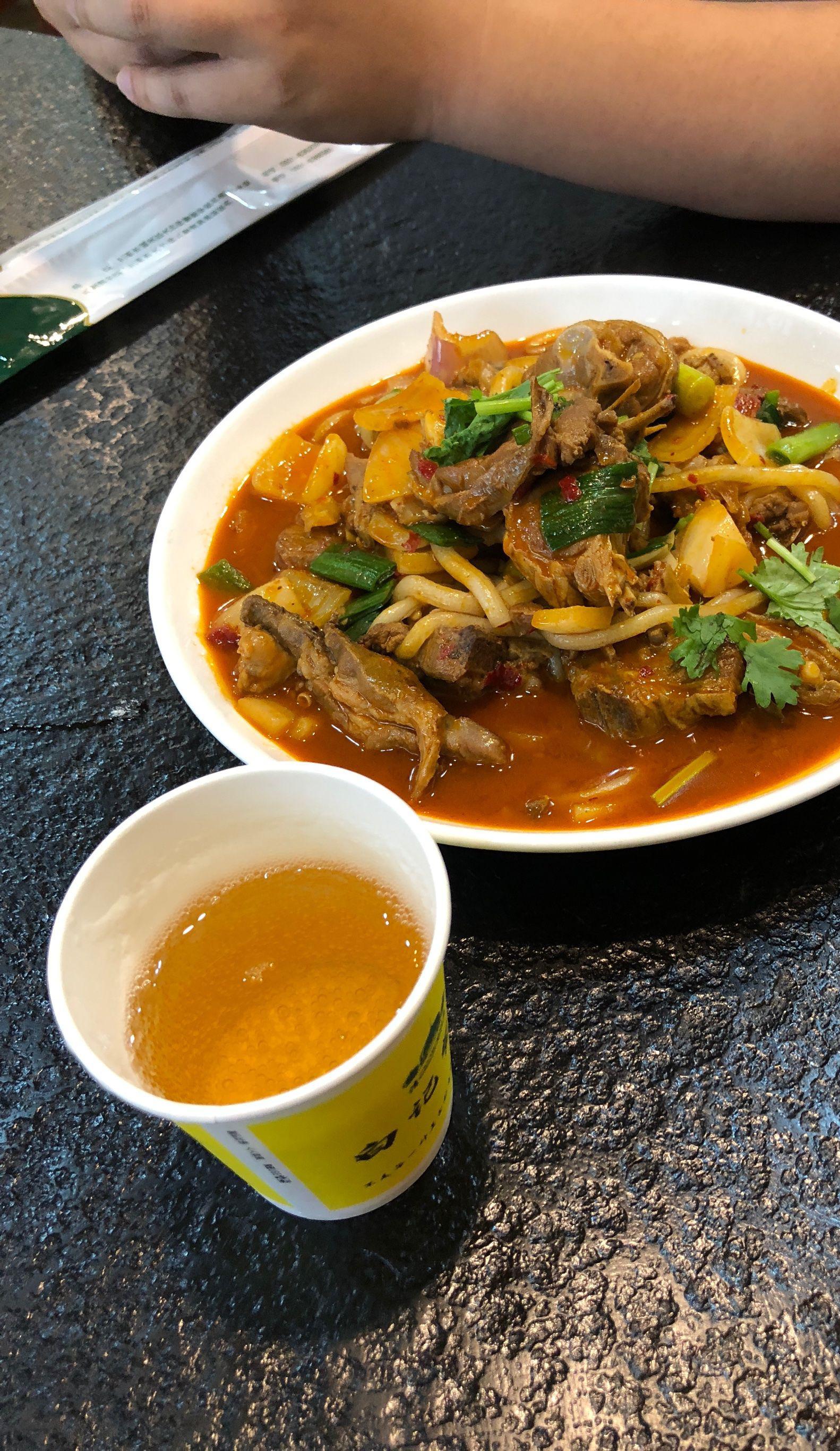 这家西北菜馆94位于城关区,营业时间:10:00-22:0074店里挺宽敞的