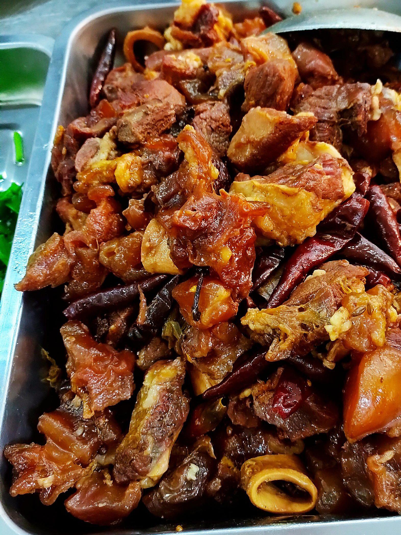 位置在滦州古城南3门旁,一家不起眼的包子铺,特色美食琳琅满目,口味