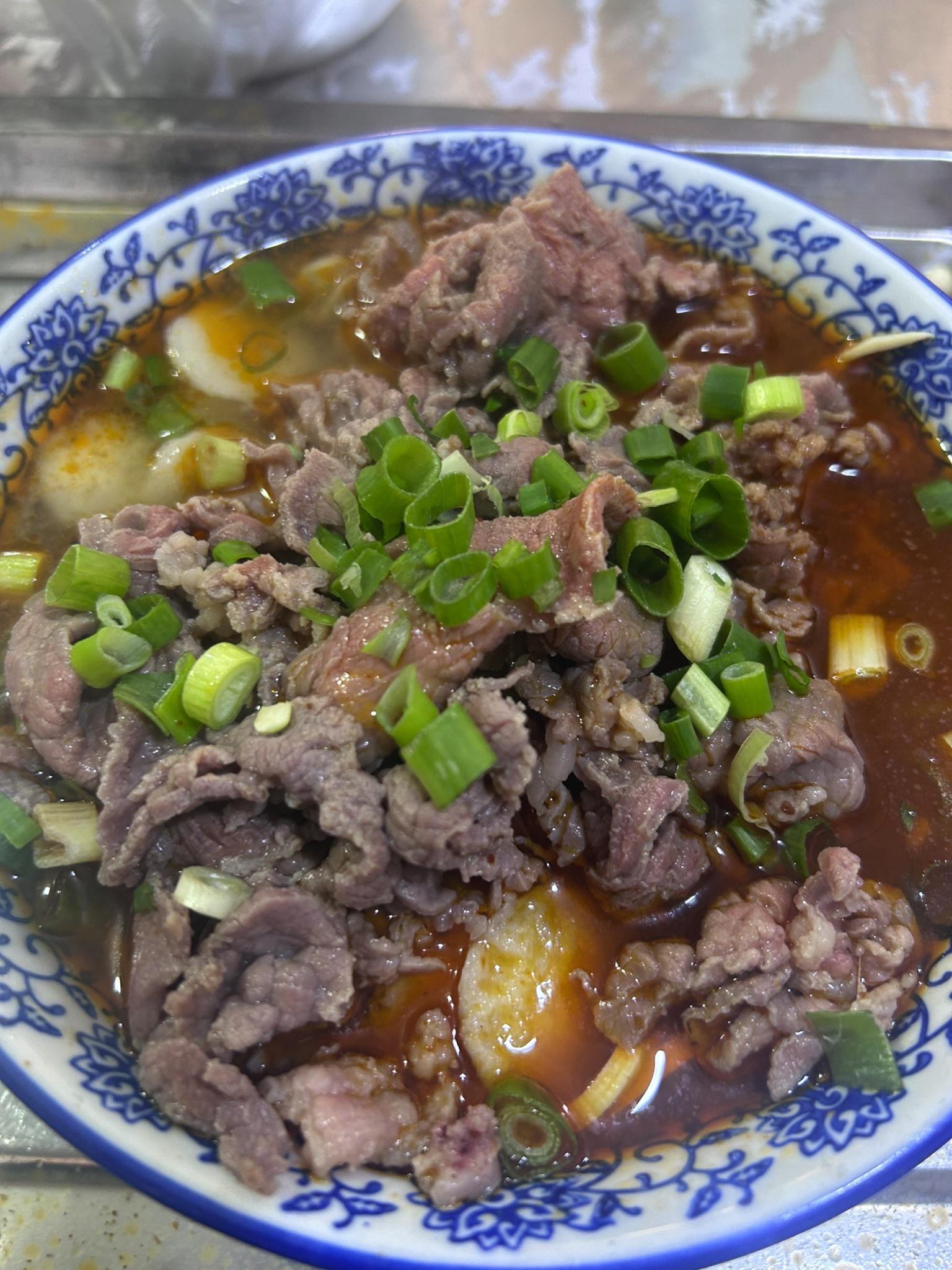 早上的话这边很多人都是一碗牛肉汤配一个大饼,就是那种厚厚的饼真的