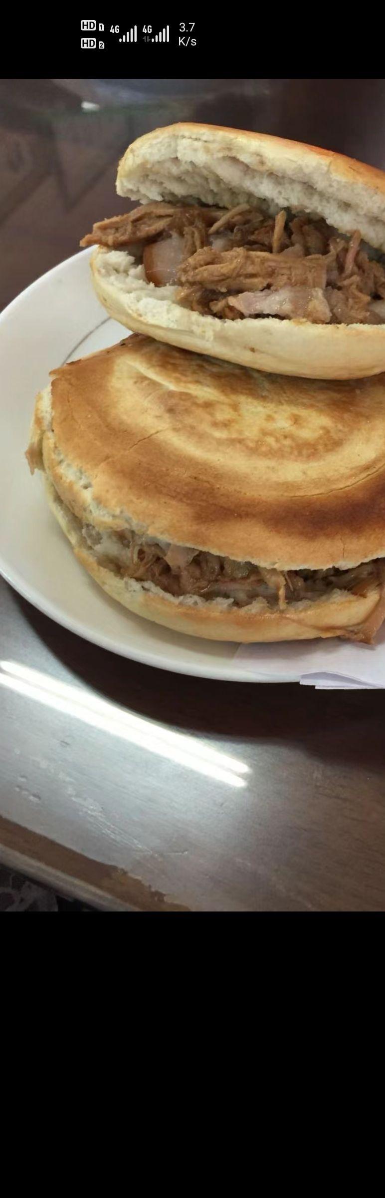 步行街与东木头市交叉口北50米路东,这家秦豫肉夹馍,口碑不错