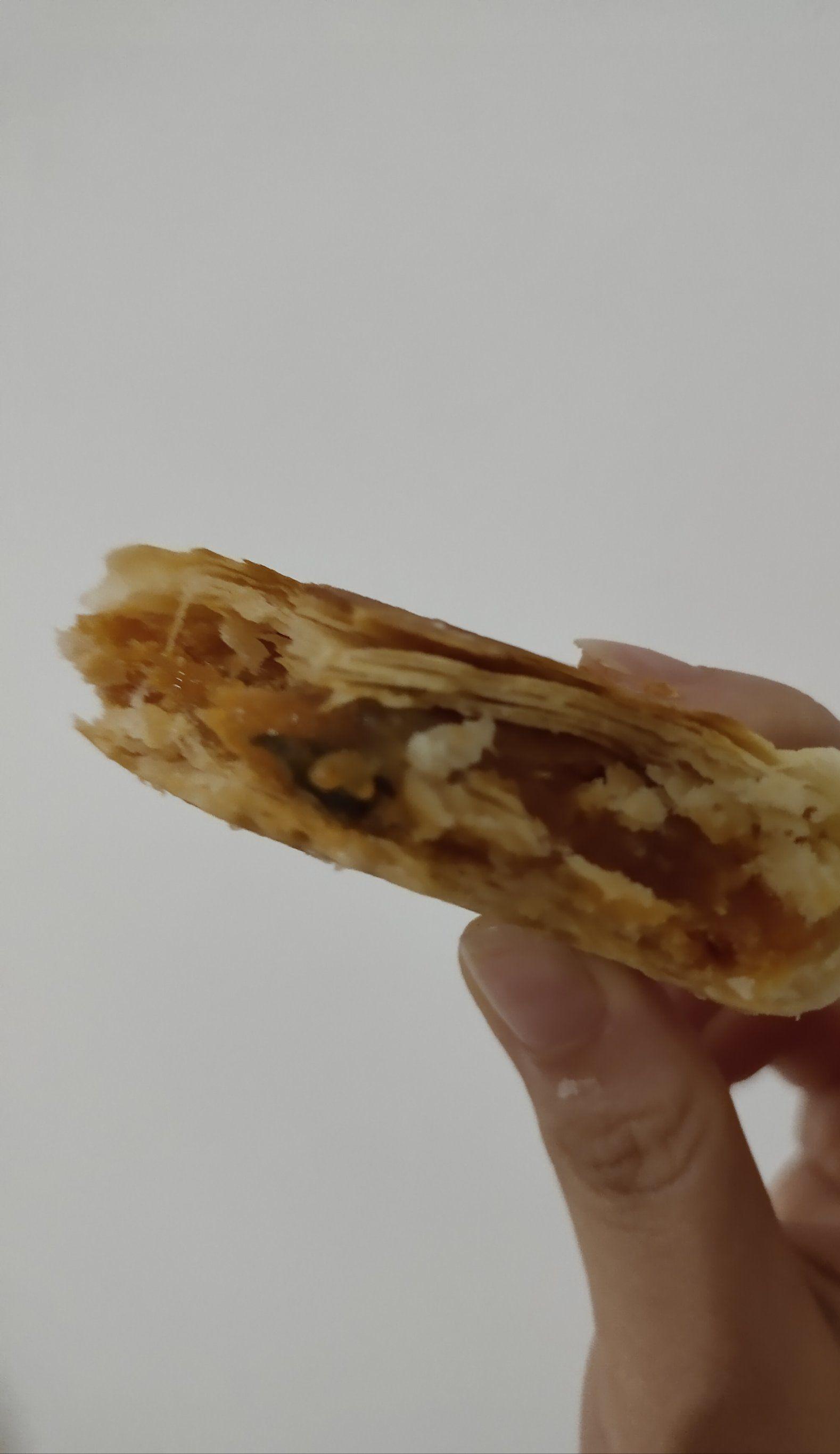 货架上摆满了酥饼金黄的颜色圆圆的外形散发着其不可抗拒的诱惑