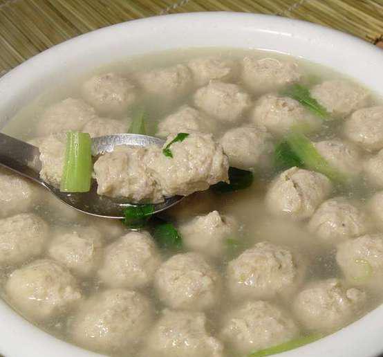 餐厅以湛江白切鸡,避风塘濑尿虾,海胆炒饭,蒜蓉粉丝蒸扇贝,白灼活海虾