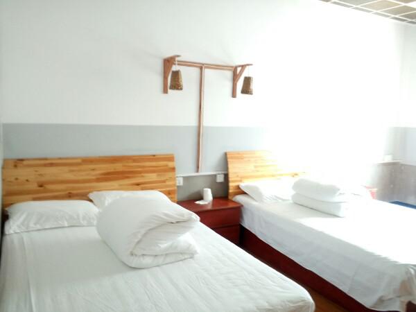 好吃,味道不错,吃饭住宿一体化,晚上还有露天唱歌的,适合一家人度假!