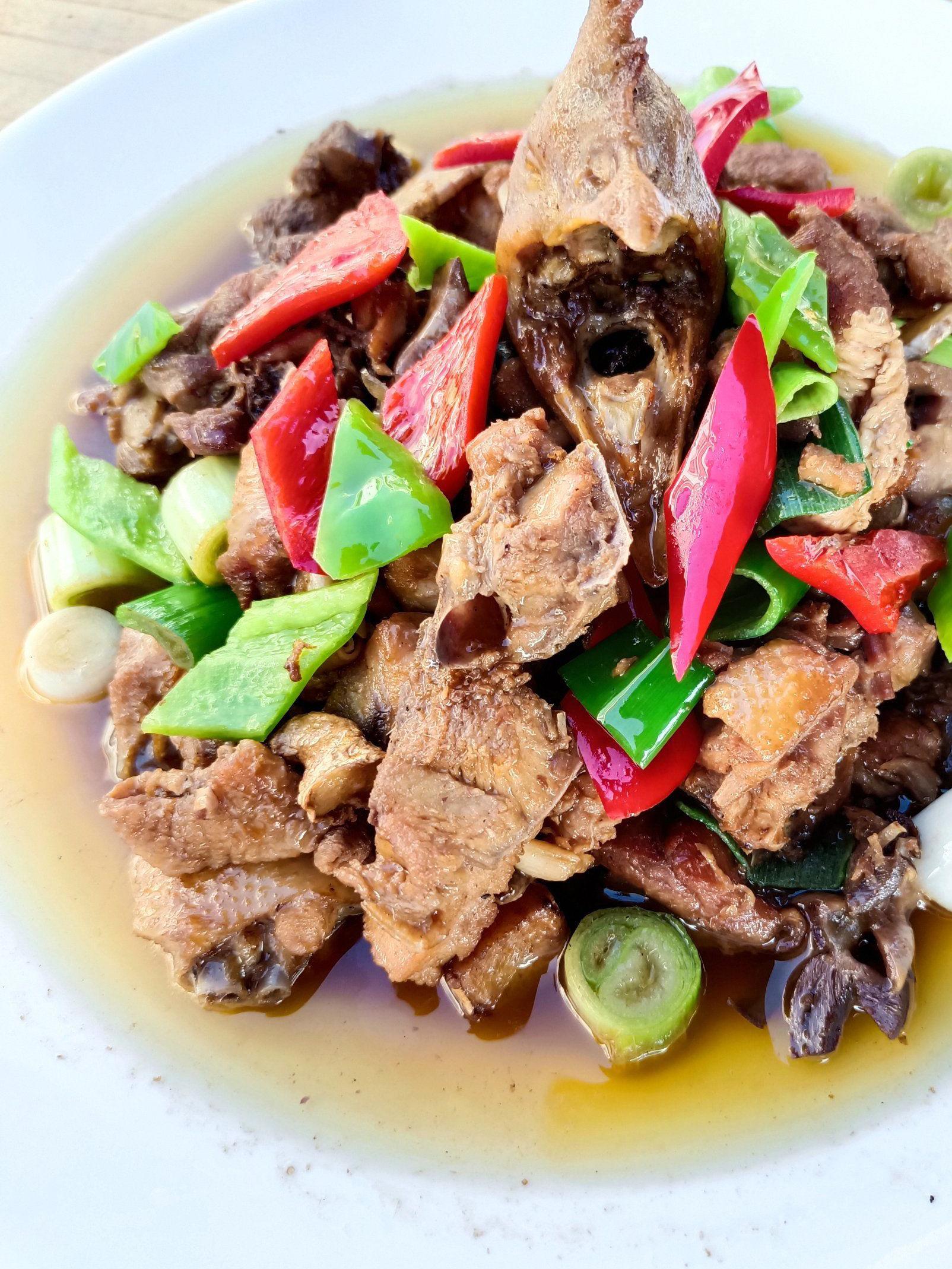 位于万峰林万福村绿荫塘组68号的峰福缘农庄,豆浆鸡味道很棒,肉质鲜美