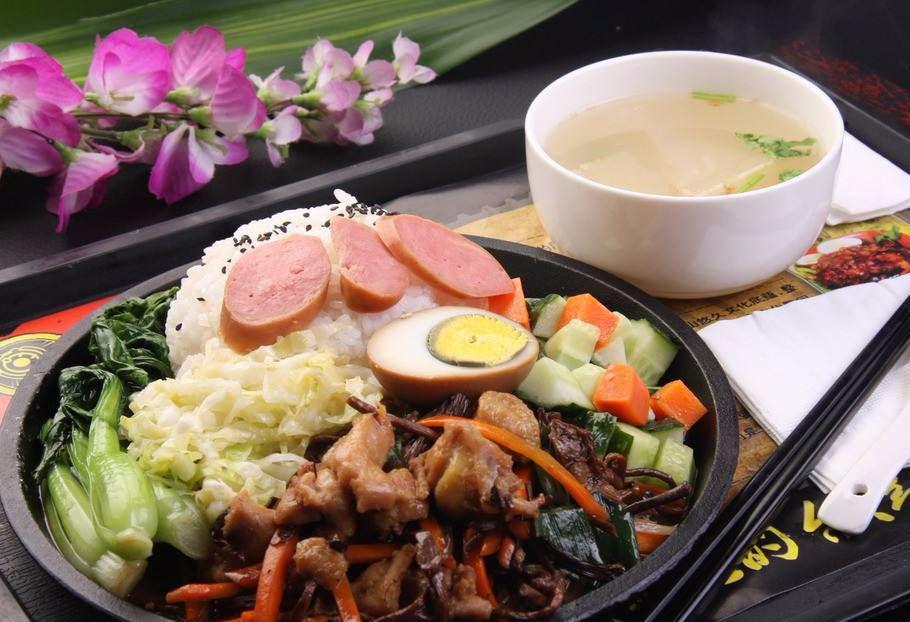 人均29元,宝葫芦的火锅菜品丰富多样,赤豆糊,酱排年糕,爆炒牛肚铁板饭