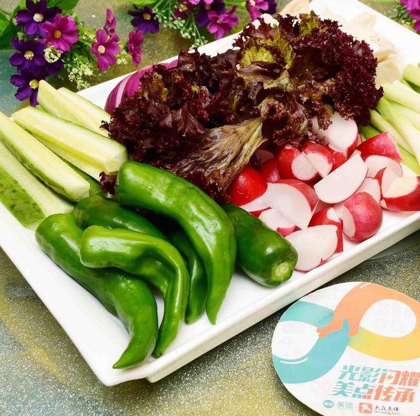 除了锅包肉和饭包,这里还有干锅小笨鸡,蒜蓉西兰花