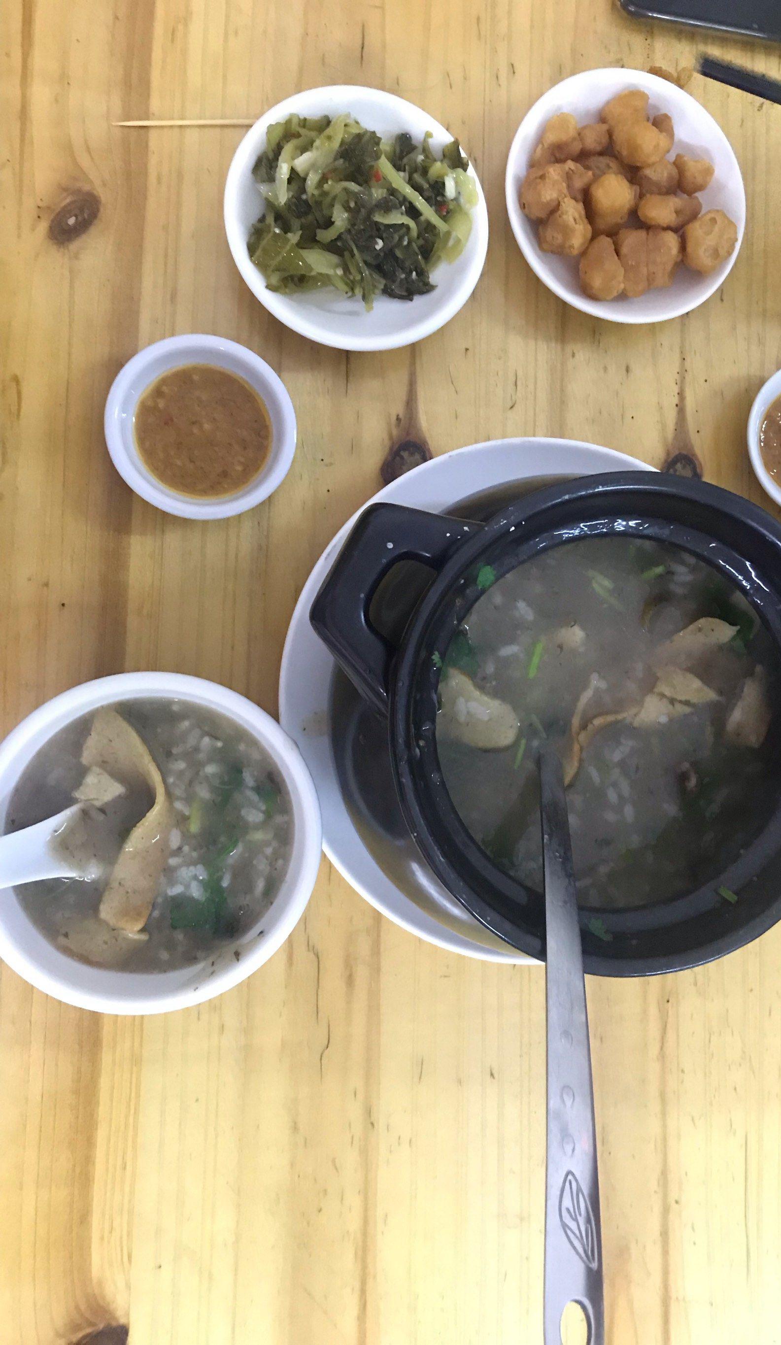 他们家位置挺好找的,门头很醒目一眼就看到了,店内