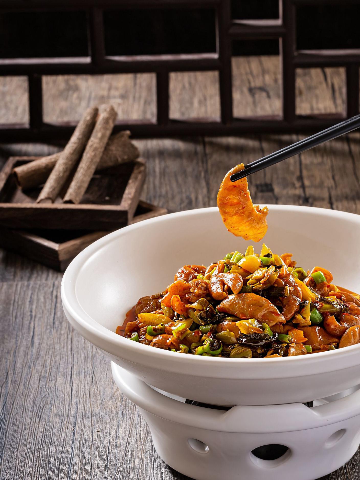 推荐菜品包括辣椒炒肉,小炒黄牛肉,长沙臭豆腐,一品鲜虾豆花,酸辣鸡胗