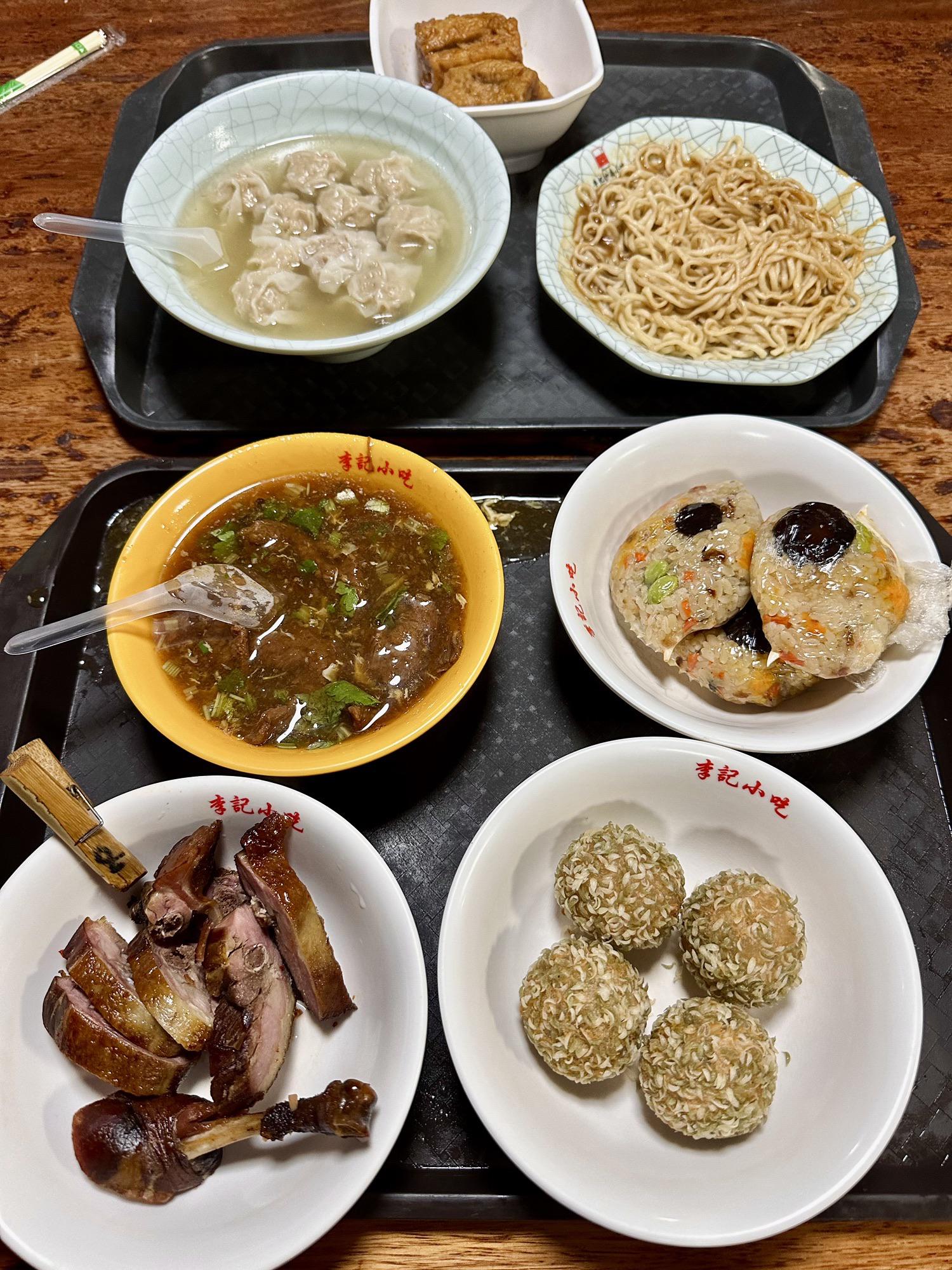 卤豆腐和鸭头都很好吃,烧麦清爽可口,拌面很鲜,香芋