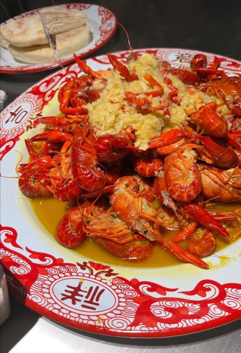 除了蒜泥龙虾,还有杨四十三香,盐水小龙虾,槐花涨蛋等美食,口味独特.