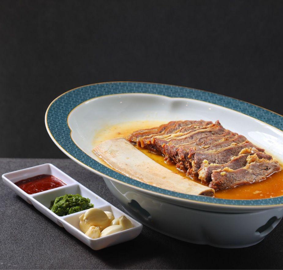 浇汁莜面窝窝,桂花黄米凉糕,草原奶皮子酸奶,草原黄油牛肋排,肚包肉