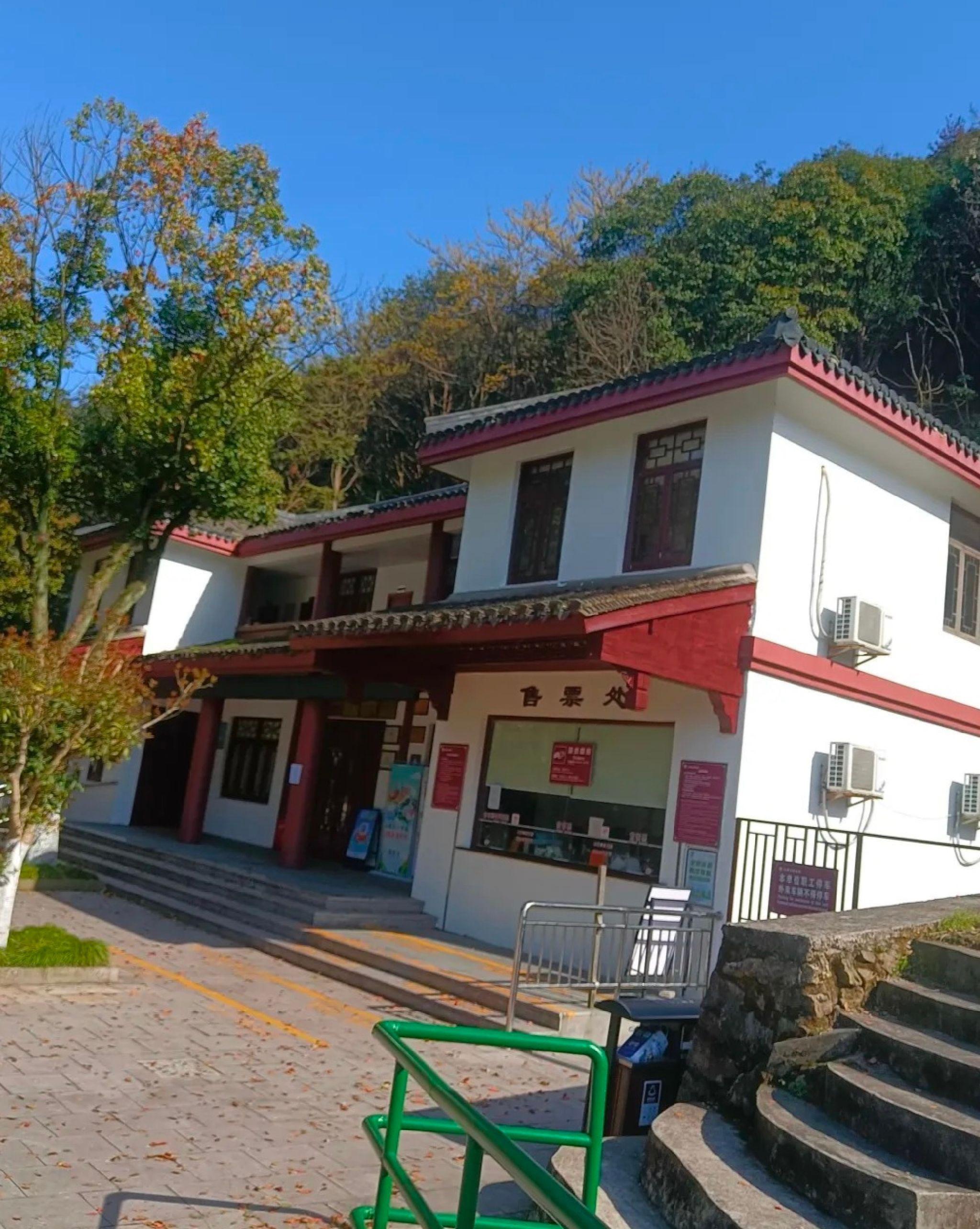 今日出行地点彭州九峰山,听说这里是一个可以欣赏美丽的梅花和玩水的