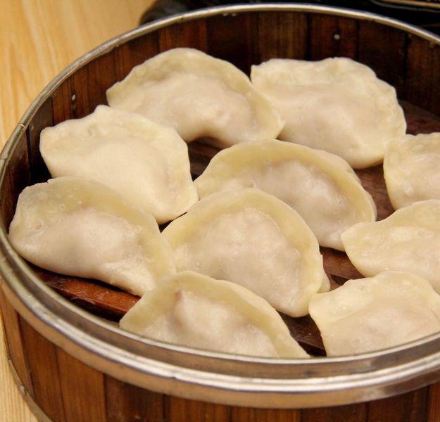 外婆传家手工饺子馆,他家的饺子各种馅,分蒸的和煮的两种,现在也开