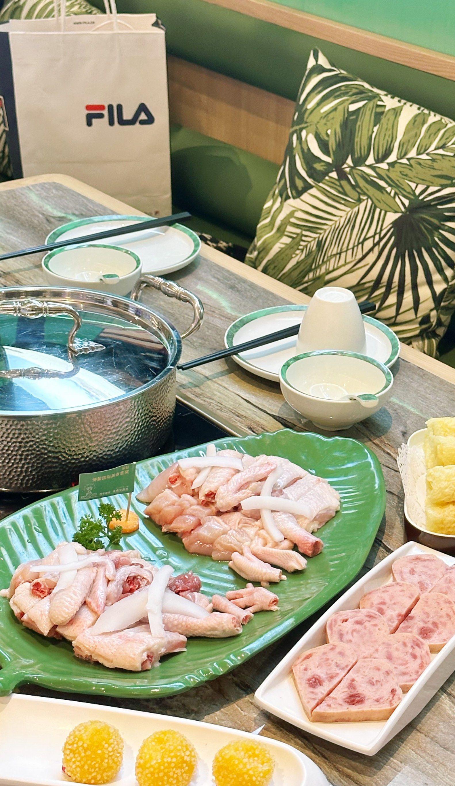 四季椰林椰子鸡以椰子鸡为招牌菜,椰子鸡的精髓在于海南椰子的清甜