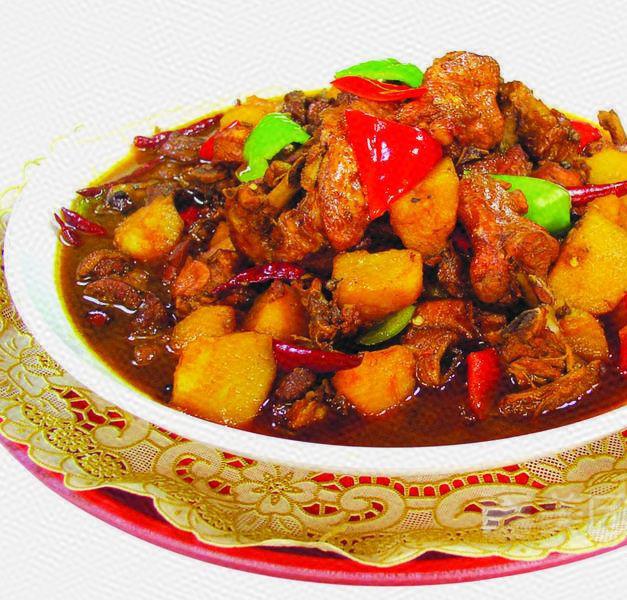 红烧牛肉鲜嫩多汁,红烧鸡块盖浇饭香气扑鼻 店铺名称: 三江源牛肉拉面