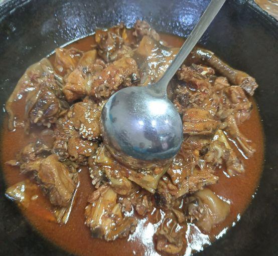 大厨小酒小菜的干煸藕丝很脆,分量足,甲鱼烧鸡是招牌菜, 笔头菜的做法