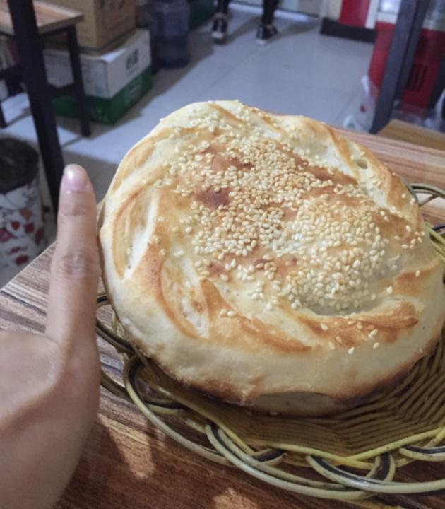 口感香浓,暖心暖胃 这家的大烧饼真的是特色,面香味很浓,就着汤真是