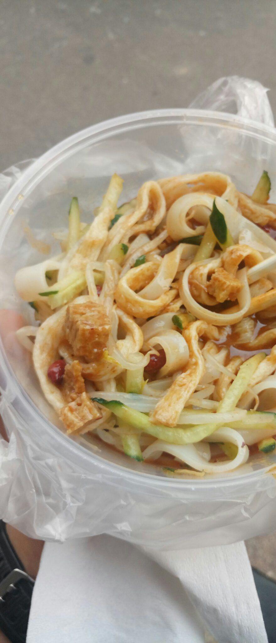 店铺:陕西大刀凉皮 「凉皮」 凉皮是这家餐厅的招牌菜,份量十足,味道