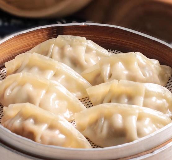 小米粥煮得刚刚好,银丝卷外酥内软,现榨豆浆鲜牛肉包子凉水面