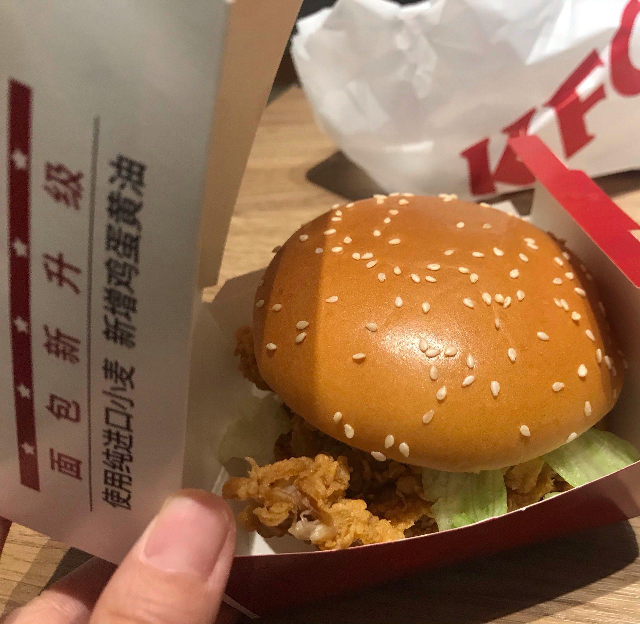 必点: 香辣鸡腿堡 作为肯德基的招牌菜之一,香辣鸡腿堡的味道一直是我