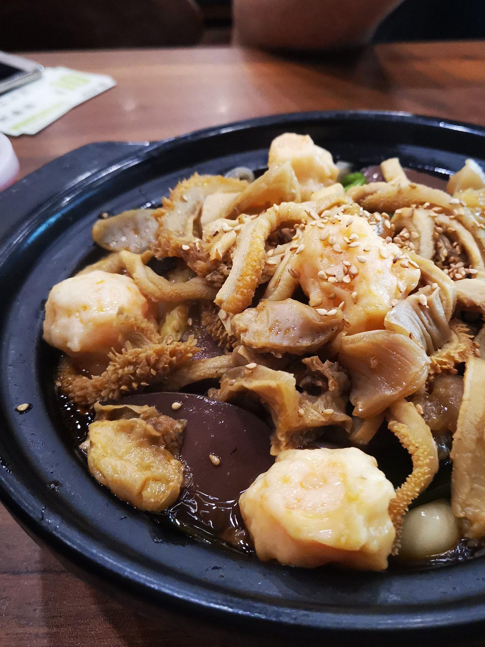 筋头巴脑香锅米饭 筋头巴脑香锅米饭很入味,咸淡适中,蘸料也是超级