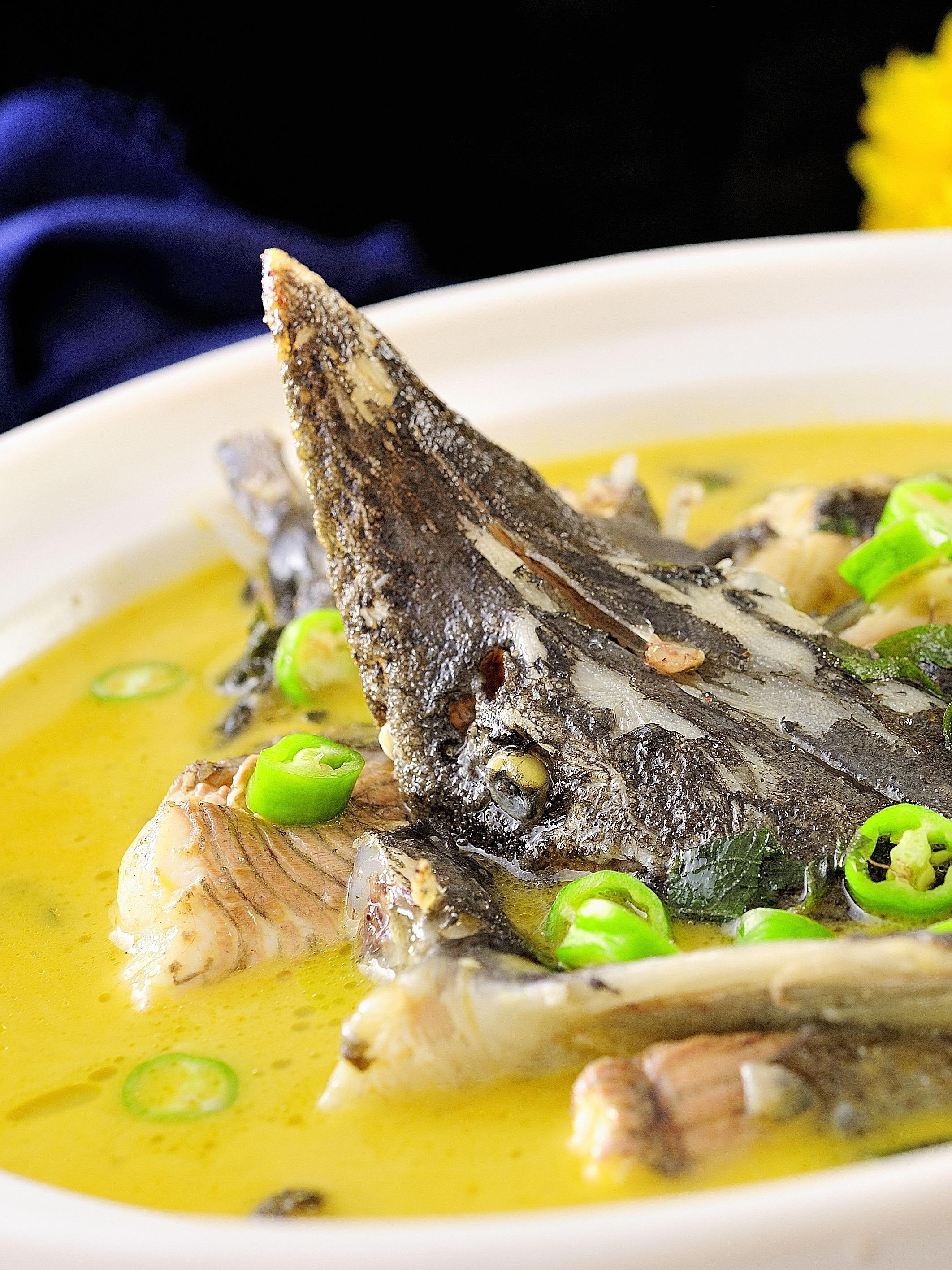 吊锅酸菜肥肠,大盆紫苏牛蛙,小炒黄牛肉,黄焖黄鸭叫,青椒紫苏煮鲟龙鱼