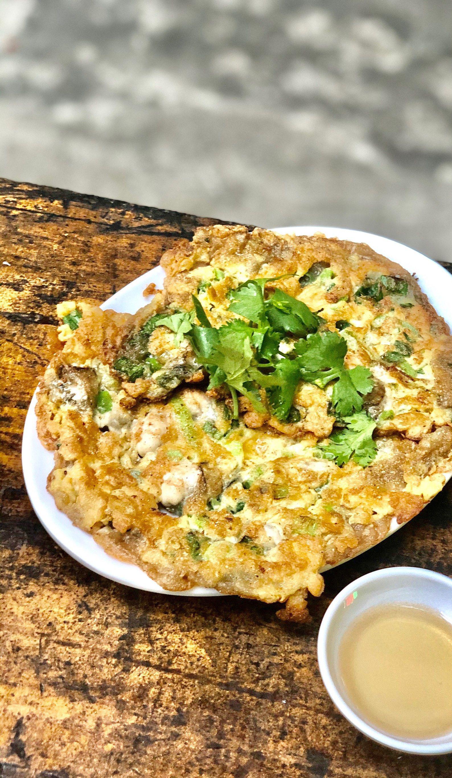 蘸点料,综合一下,味蕾得到满足,必点潮汕蚝仔烙摆摊牌潮汕蚝仔煎